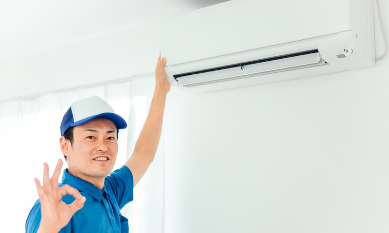 作業完了後にOKサインをするスタッフ
