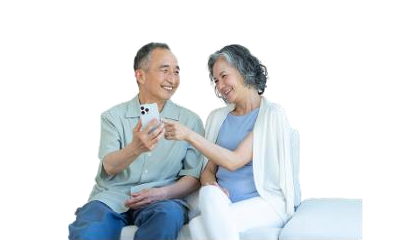 ソファで笑い合うご夫婦