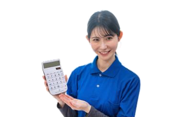 電卓を持って料金を説明する女性スタッフ